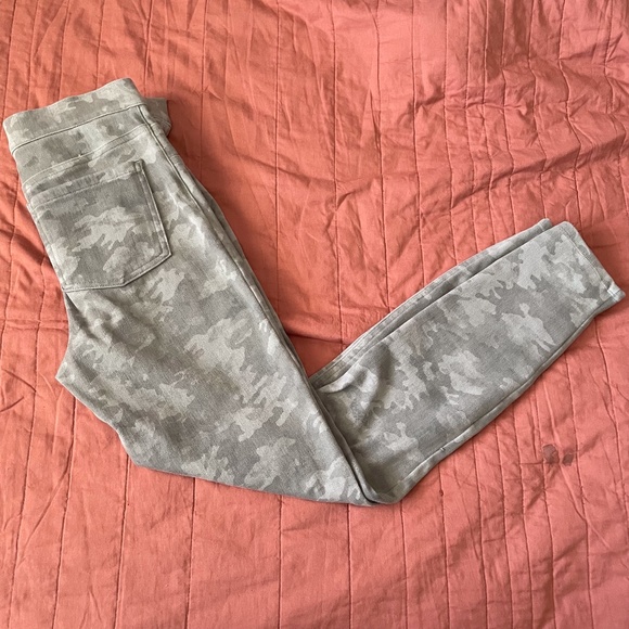 SPANX Pants - SPANX Jean-ish Ankle Leggings Stone Wash Camo size small